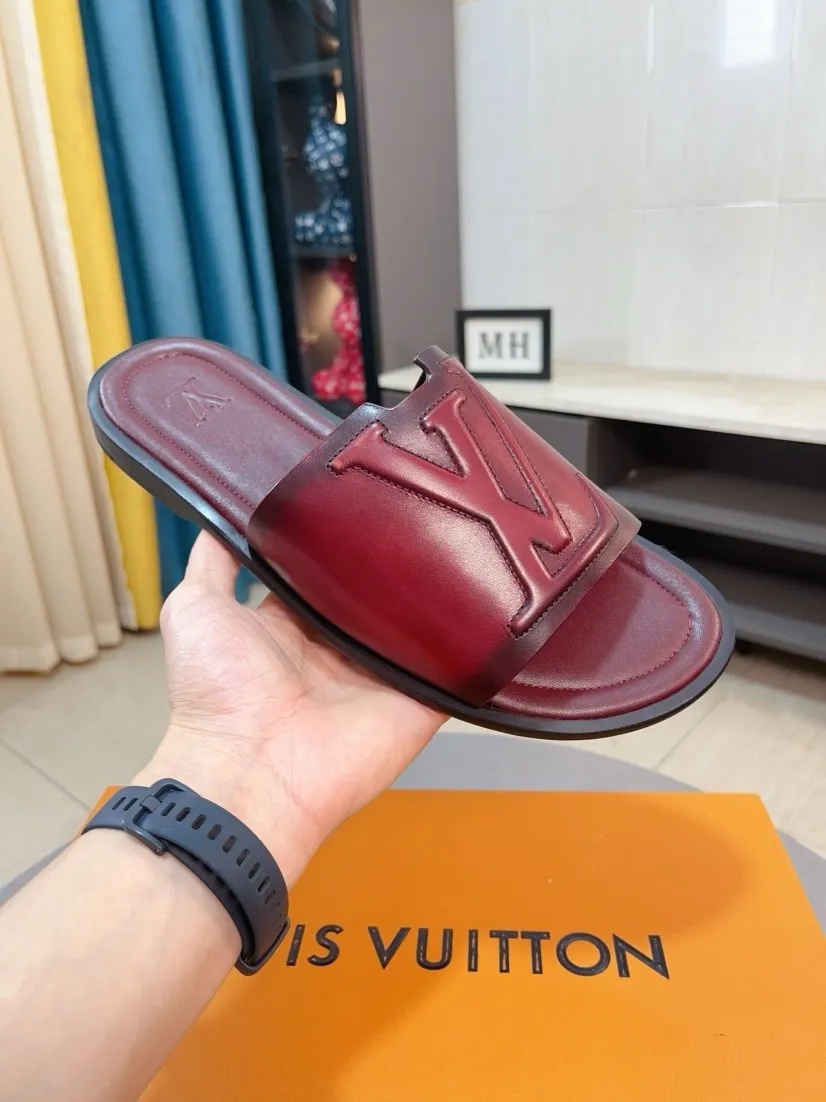 Men's men's shoes 💰360🌸🌸LV medium men's spring and summer slippers counter synchronization. The uppers are imported from Italy with open edge beads and color-changing logo graphics. High-quality craftsmanship. Soles: Original soles specially provided by the original factory. Exclusive molded soles are super comfortable. Original factory single goods. 🔍🔍High quality. You can enter and exit the counter at will. Welcome to compare. Size 38-45